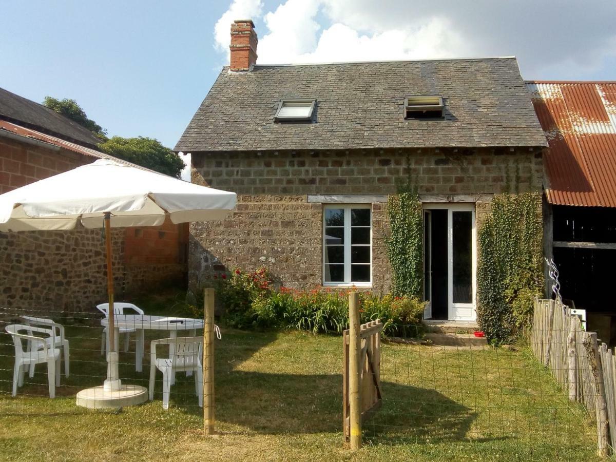 Villa Le Domaine Saint-Symphorien-des-Monts Exterior foto