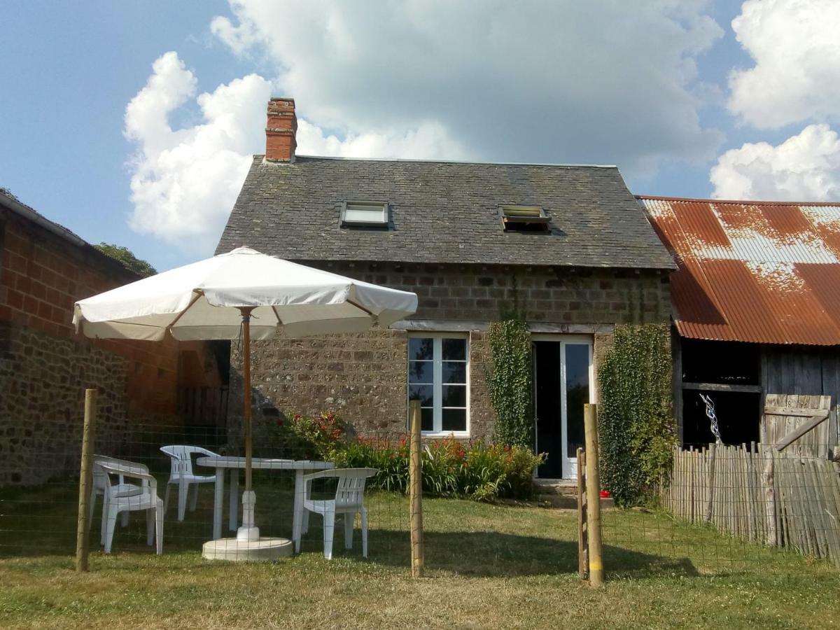 Villa Le Domaine Saint-Symphorien-des-Monts Exterior foto